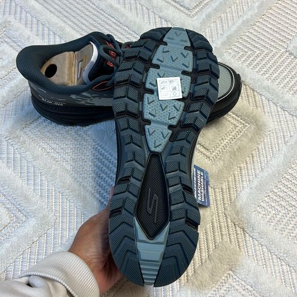 Skechers Slip-ins: GO RUN Trail Altitude 2.0 - Utmost Tread - Picture 2 of 5